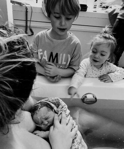 bevallingsverhaal thuisbevalling in bad met kinderen erbij